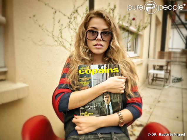Emma Daumas est insaisissable : capable de susurrer pour les beaux yeux d'Alain Delon, elle peut aussi faire sensation avec un tube dance des années 1990 !
