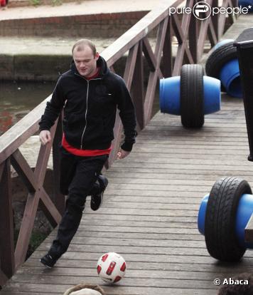Wayne Rooney tourne un nouvel épisode de son émission Street Striker  dans laquelle il part à la recherche des nouveaux talents du football,  jeudi 14 octobre, à Manchester.