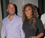 Melanie Brown et son mari Stephen Belafonte s\'arrêtent devant leur hôtel afin d\'admirer une cracheuse de feu, dimanche 10 octobre, à Londres.