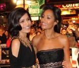 Freida Pinto et Rula Jebreal à la première du film Miral, à Leicester Square, à Londres, le 18 octobre 2010