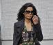 Freida Pinto ose dévoiler ses gambettes, et réussit le pari d'allier l'élégance d'une robe fleurie, portée avec des ballerines Roger Vivier, à la froideur ambiante.