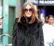 Fourrure noire, tregging et petite pochette camel, chaussée de simples ballerines plates et cachée derrière des lunettes de soleil de star, Olivia Palermo est à croquer.