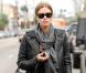 Nicky Hilton, ultra-stylée son sac Goyard au coude, son slim noir, ses escarpins pointus et son perfecto en cuir, elle nous offre un véritable sans faute !