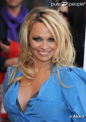 Pamela Anderson apporte son soutien à la PETA durant un photocall afin de présenter la dernière campagne à Londres le 24 octobre 2010