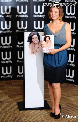Dannii Minogue offre une séance de dédicace de son autobiographie à ses fans, au magasin Waterstone de Piccadilly Circus, à Londres.