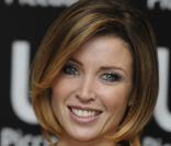 Dannii Minogue offre une séance de dédicace de son autobiographie à ses fans, au magasin Waterstone de Piccadilly Circus, à Londres.