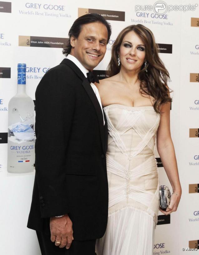  Liz Hurley et son mari Arun Nayar lors de la soirée Winter Ball organisée par la Elton John AIDS Foundation à l'ambassade américaine à Londres le 30 octobre 2010 