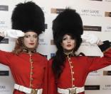  Deux tops lors de la soirée Winter Ball organisée par la Elton John AIDS Foundation à l'ambassade américaine à Londres le 30 octobre 2010 