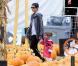 Halle Berry et sa fille Nahla Aubry vont acheter une citrouille pour Halloween chez Mr. Bones Pumpkin Patch à Los Angeles le 21 octobre 2010