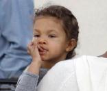 Halle Berry fait des courses au supermarché avec sa petite Nahla le 30 octobre 2010 à Los Angeles <br />
