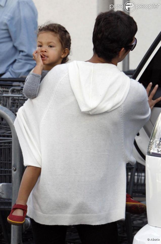 Halle Berry fait des courses au supermarché avec sa petite Nahla le 30 octobre 2010 à Los Angeles  