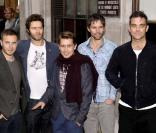Robbie Williams et Take That quittent les studios de Radio 1 à Londres, le 27 octobre 2010