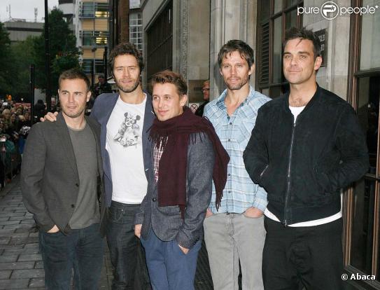 Robbie Williams et Take That quittent les studios de Radio 1 à Londres, le 27 octobre 2010