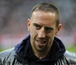 Franck Ribéry et sa femme Wahiba dans les travées de l'Allianz Arena à Munich, le 16 octobre 2010, lors de la réception de Hanovre. Franck Ribéry, blessé, donnait le coup d'envoi !