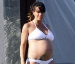 Alanis Morissette très enceinte et son mari le rappeur Mario Treadway aka Souleye en vacances à Los Cabos, au Mexique le 29 octobre 2010 