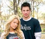 Nick Lachey avec sa première femme, Jessica Simpson en novembre 2004, dans leur propriété du Texas 