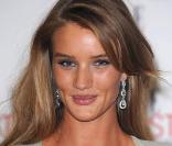 Rosie Huntington-Whiteley a eu les honneurs du calendrier Pirelli.