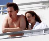 Edward Norton et sa compagne Shauna Robertson sur le balcon d'un hôtel à Miami le 26 octobre 2010