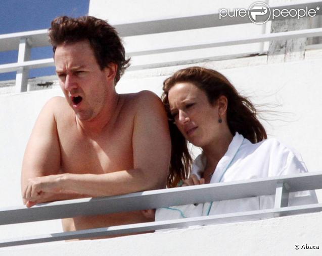Edward Norton et sa compagne Shauna Robertson sur le balcon d'un hôtel à Miami le 26 octobre 2010