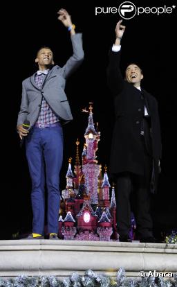 Stromae et Nikos Aliagas proposent une flashmob sur sa chanson Alors on danse, pour l'association ELA, à Disneyland Paris (diffusé le 13 novembre 2010 sur TF1)
