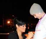 Rihanna signe des autographes à ses fans avant son concert