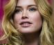 Doutzen Kroes ne sort jamais sans des sourcils impeccables. Colorés, lissés, domptés, ils structurent son visage.