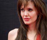 Angelina ne serait pas Jolie sans sa bouche pulpeuse et un beau rouge lumineux.<br />