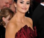 Penélope Cruz : son charisme ? Elle le doit à son parfum favori Trésor de Lancôme. Trésor in Love sera parfait pour les plus jeunes...