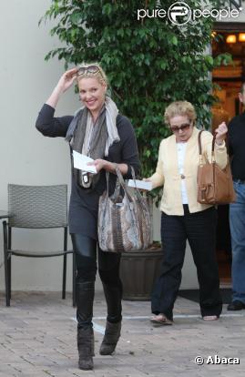 Katerine Heigl, sa maman, et son superbe sac en python, font du shopping à Los Angeles. 16/11/2010