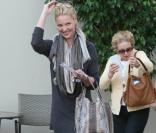 Katerine Heigl, sa maman, et son superbe sac en python, font du shopping à Los Angeles. 16/11/2010