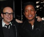 Jermaine Jackson pose avec Karl Zéro dans l'enceinte du VIP Room (Paris), vendredi 26 novembre.