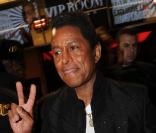 Jermaine Jackson sort du VIP Room de la rue de Rivoli  (Paris), où il donnait un concert devant un millier de fans, vendredi 26 novembre.