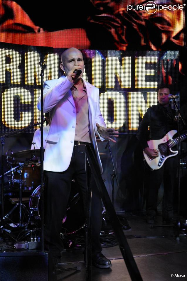    Jermaine Jackson, ici avec Rachid Ferrache, donne un concert au VIP Room (Paris) devant un millier de fans, vendredi 29 novembre.    