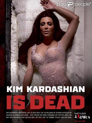 Kim Kardashian dans son cercueil.