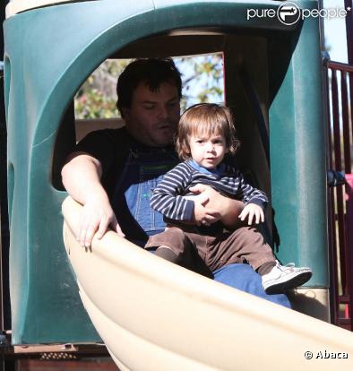 Jack Black et son fils Thomas lors d'une après-midi au Cold Water Canyon Park de Los Angeles, le 28 novembre 2010.
