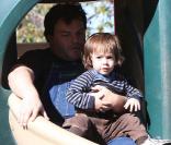 Jack Black et son fils Thomas lors d'une après-midi au Cold Water Canyon Park de Los Angeles, le 28 novembre 2010.