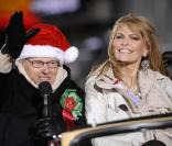 Larry King et sa femme Shawn Southwick se promènent lors de la parade de Noël d\'Hollywood à Los Angeles le 28 novembre 2010 <br />