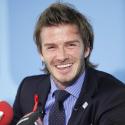 David Beckham, le sourire aux lèvres, fait tout pour séduire malgré le scandale!