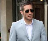 Jake Gyllenhall cultive le look parfait et affectionne particulièrement les pièces Burberry<br />