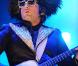 Matthieu Chedid en concert : un Mister Mystère électrisant... Johnny Hallyday savait-il dans quoi il plongeait en le rejoignant sur scène le 3 décembre 2010 ?