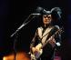 Matthieu Chedid en concert : un Mister Mystère électrisant... Johnny Hallyday savait-il dans quoi il plongeait en le rejoignant sur scène le 3 décembre 2010 ?