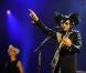 Matthieu Chedid en concert : un Mister Mystère électrisant... Johnny Hallyday savait-il dans quoi il plongeait en le rejoignant sur scène le 3 décembre 2010 ?