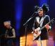 Matthieu Chedid en concert : un Mister Mystère électrisant... Johnny Hallyday savait-il dans quoi il plongeait en le rejoignant sur scène le 3 décembre 2010 ?