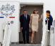 Nicolas Sarkozy et Carla Bruni-Sarkozy sont en voyage officiel de quatre jours en Inde, en décembre 2010. Grâce à l'insistance de Carla, qui a subjugué en un instant ses hôtes, la visite diplomatique vire à la romance...