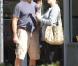 Susan Sarandon se promène avec ses amis dont Jonathan Bricklin, le 4 décembre 2010 à Miami