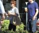 Susan Sarandon se promène avec ses amis dont Jonathan Bricklin, le 4 décembre 2010 à Miami