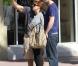 Susan Sarandon se promène avec ses amis dont Jonathan Bricklin, le 4 décembre 2010 à Miami