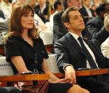 Nicolas Sarkozy prend la main de son épouse Carla Bruni lors d'un meeting en Inde, le 4 décembre 2010.