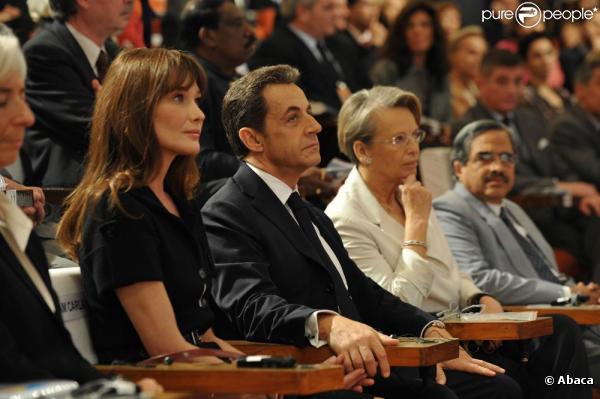 Nicolas Sarkozy prend la main de son épouse Carla Bruni lors d'un meeting en Inde, le 4 décembre 2010.