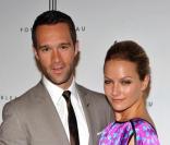 Becki Newton et son mari Chris Diamantopoulos à Miami en novembre 2008 